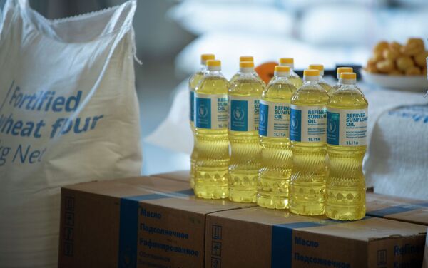 Кроме обогащенной муки, на склады доставляют растительное масло - Sputnik Кыргызстан