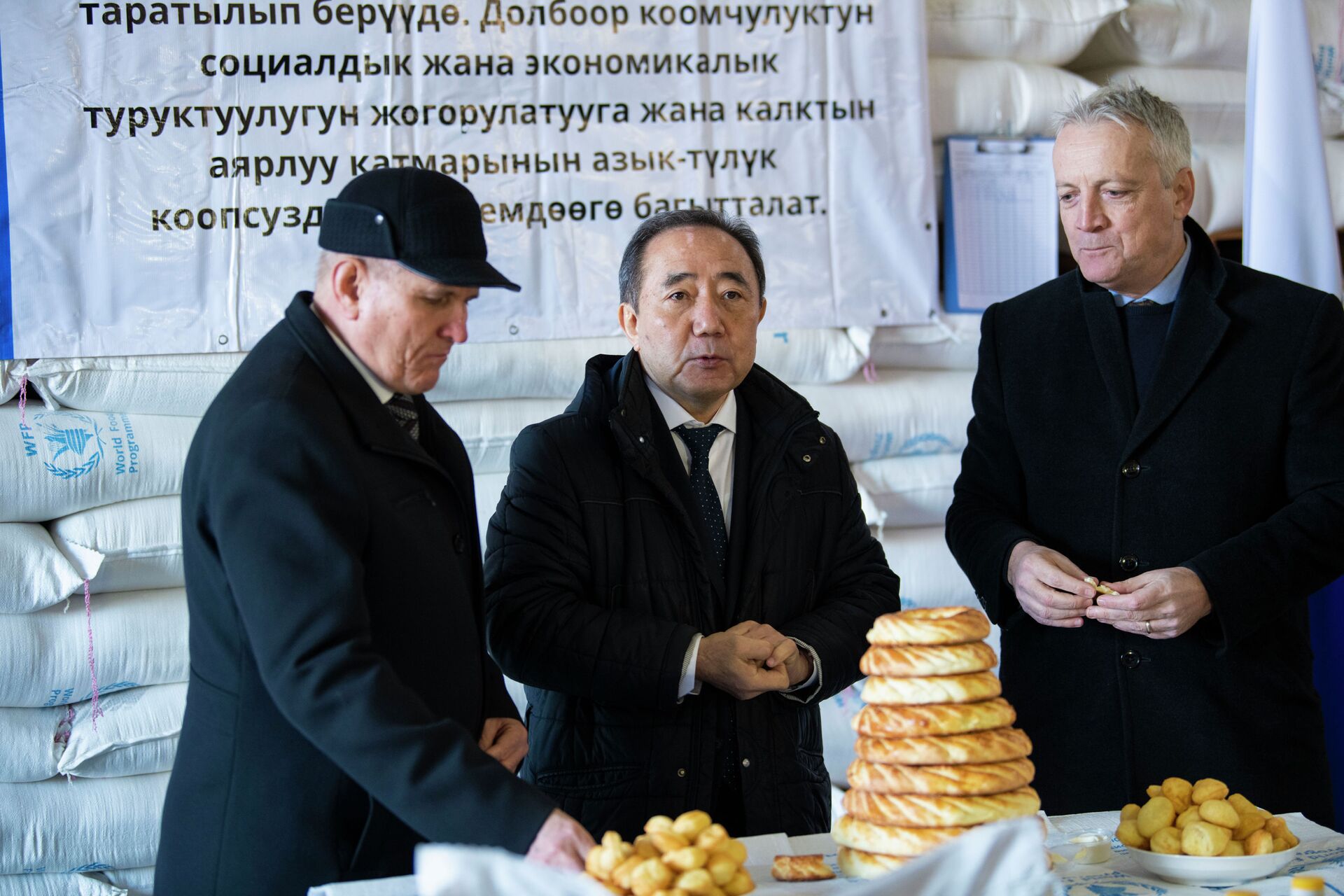 Новая партия продовольственной помощи из России прибыла в Кыргызстан - Sputnik Кыргызстан, 1920, 14.12.2021