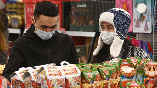 Покупатели в отделе новогодних товаров гипермаркета. Архивное фото - Sputnik Кыргызстан