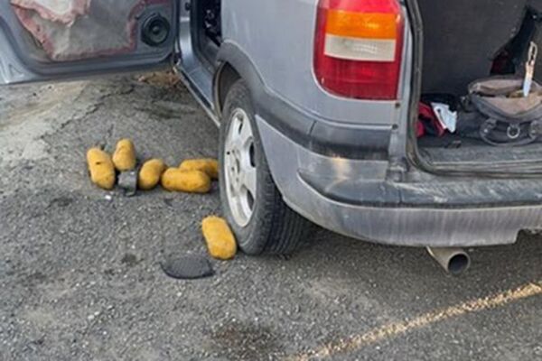 В тайнике в автомашине Opel, принадлежащей жителю села Арка Лейлекского района К.К., было обнаружено и изъято наркотическое средство весом около 7 килограммов. - Sputnik Кыргызстан