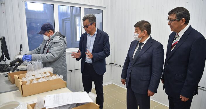 Председатель кабинета министров Акылбек Жапаров на церемонии открытия испытательной лаборатории подготовки геологических проб в Кара-Балте. 11 декабря 2021 года