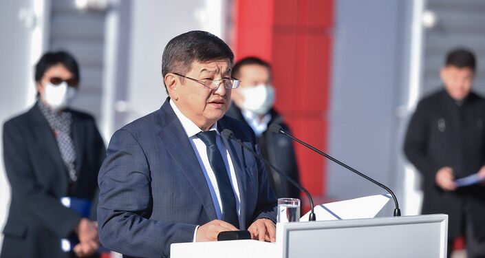 Председатель кабинета министров Акылбек Жапаров на церемонии открытия испытательной лаборатории подготовки геологических проб в Кара-Балте. 11 декабря 2021 года