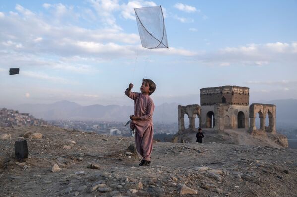 Мальчик запускает воздушного змея в Кабуле - Sputnik Кыргызстан