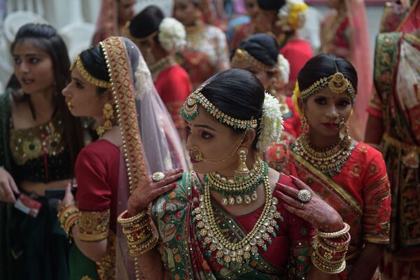 Индуистские невесты в ожидании массовой свадьбы в Сурате - Sputnik Кыргызстан