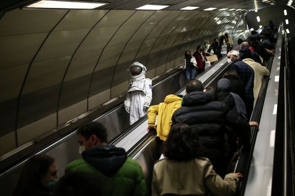Человек в костюме астронавта едет по эскалатору стамбульского метро. Флешмоб посвящен открывшейся в городе космической выставке НАСА. - Sputnik Кыргызстан