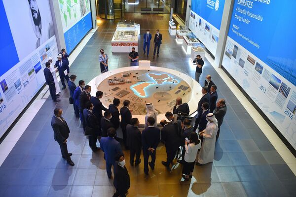 Председатель кабмина Акылбек Жапаров в ходе рабочего визита в ОАЭ посетил высокотехнологичный экогородок Masdar City в Абу-Даби - Sputnik Кыргызстан