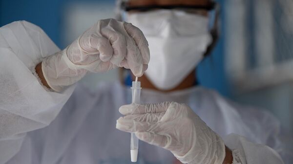 Медицинский сотрудник во время теста на коронавирус - Sputnik Кыргызстан