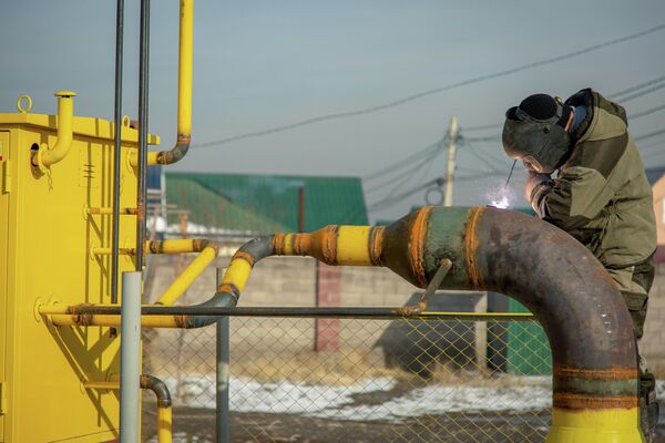 Меньше чем за пять месяцев &quot;Газпром Кыргызстан&quot; завершил все необходимые работы и начал подавать природный газ первым жителям жилмассива. - Sputnik Кыргызстан