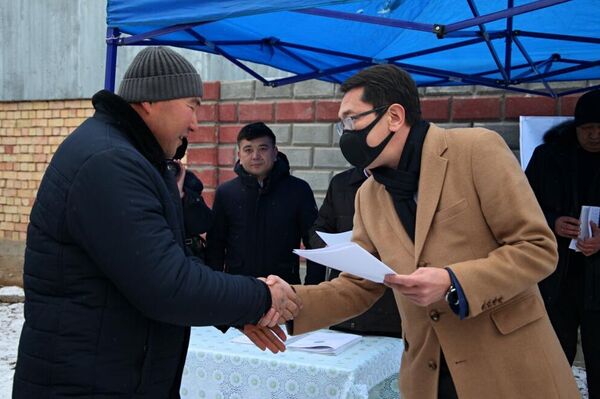 Ош шаарынын Жапалак аймактык башкармалыгында мыйзамсыз курулган 800 үйгө техникалык паспорт берүү башталды - Sputnik Кыргызстан