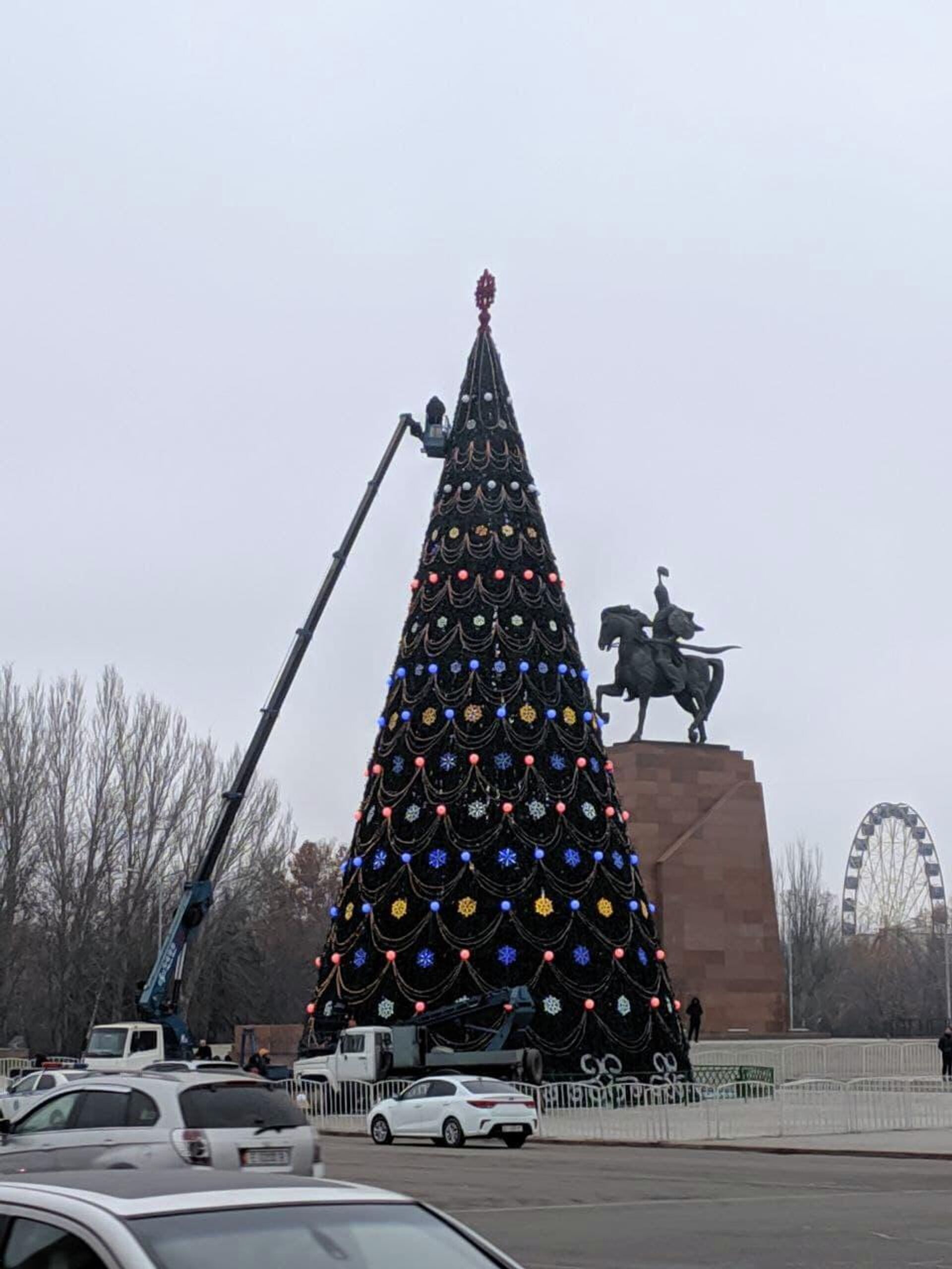Украшение новогодней елки на площади Ала-Тоо в Бишкеке - Sputnik Кыргызстан, 1920, 15.12.2021