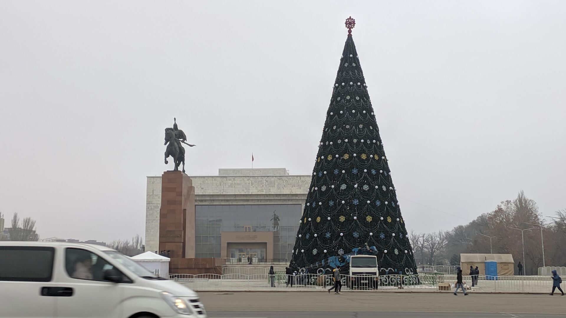Новогодняя елка на площади Ала-Тоо в Бишкеке - Sputnik Кыргызстан, 1920, 15.12.2021