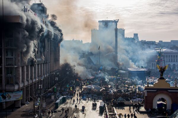 Дым от пожаров и сторонники оппозиции на площади Независимости в Киеве, где начались столкновения митингующих и сотрудников милиции - Sputnik Кыргызстан
