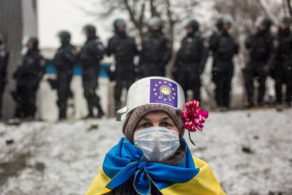 Участница митинга за евроинтеграцию Украины на улице Грушевского в Киеве - Sputnik Кыргызстан