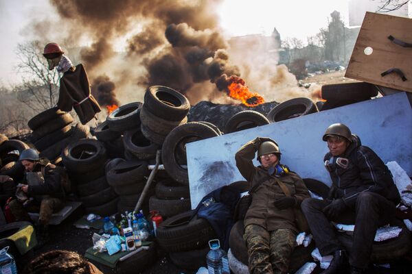 Сторонники радикальной оппозиции на баррикаде на улице Институтской в Киеве - Sputnik Кыргызстан