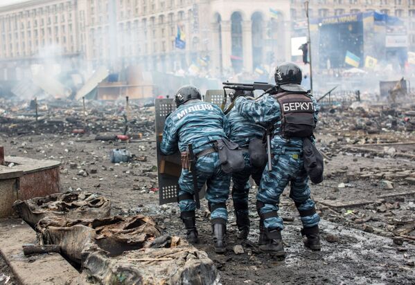 Сотрудники правоохранительных органов на площади Независимости в Киеве - Sputnik Кыргызстан
