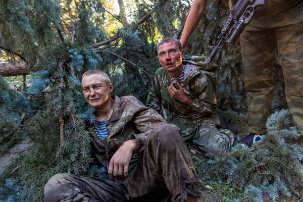 Раненые украинские десантники, взятые в плен в ходе боя за город Шахтерск - Sputnik Кыргызстан