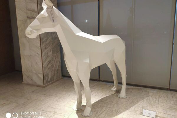 Этикетки с указанием цен появились на трех экспонатах: лошадях, стульях и инсталляции, посвященной одному из периодов истории (деревянные стойки) - Sputnik Кыргызстан