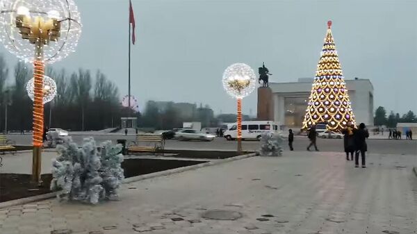 Мэрия показала, как украсила площадь Ала-Тоо к Новому году — видео - Sputnik Кыргызстан