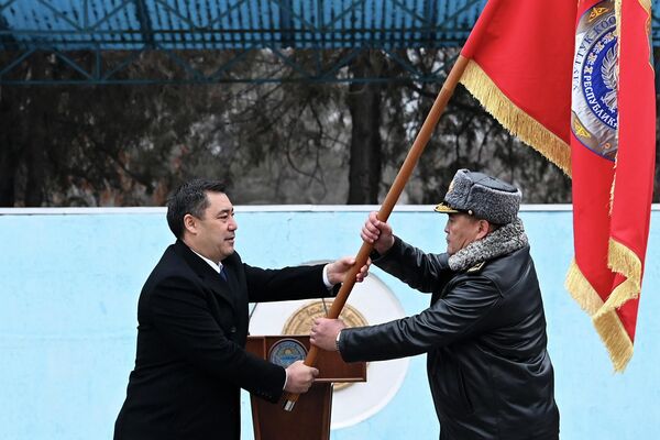 На опубликованных кадрах видно, что знамя принял глава ГКНБ Камчыбек Ташиев - Sputnik Кыргызстан