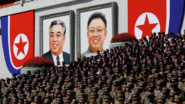 Маркум лидерлер Ким Ир Сен менен Ким Чен Ирдин портреттеринин алдында турган Түндүк Корея аскерлер. Архив - Sputnik Кыргызстан