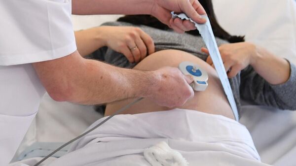 Беременная женщина на осмотре у врача. Архивное фото - Sputnik Кыргызстан