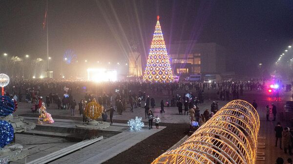 Эффектно! В Бишкеке зажгли главную елку страны — видео - Sputnik Кыргызстан