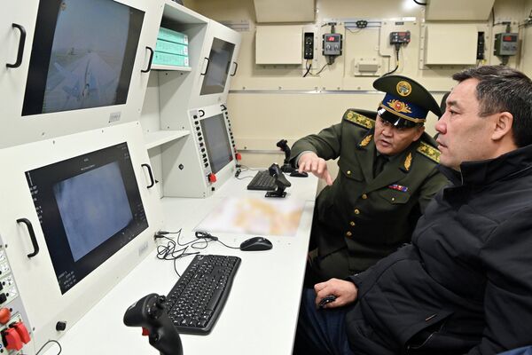 Жапарову рассказали о системе управлениями беспилотниками и продемонстрировали их работу - Sputnik Кыргызстан