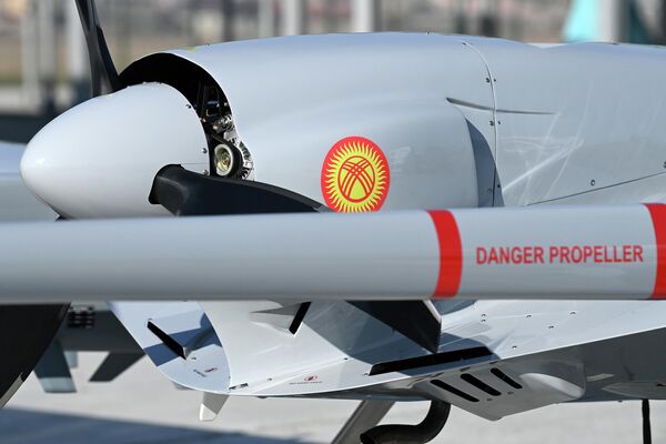 Президент Садыр Жапаров сегодня осмотрел беспилотные летательные аппараты &quot;Байрактар&quot;, поступившие на вооружение Пограничной службы ГКНБ - Sputnik Кыргызстан