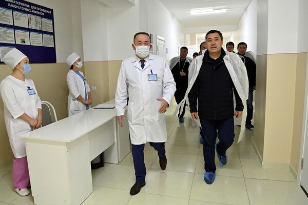 В Кыргызстане планируют повысить зарплаты медикам, чтобы вернуть тех, кто уехал на заработки, сказал президент Садыр Жапаров во время посещения Джалал-Абадской областной больницы - Sputnik Кыргызстан