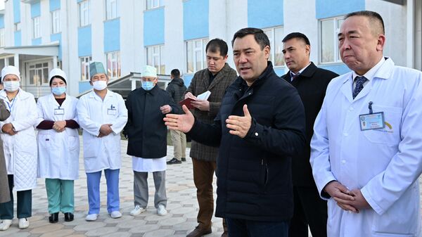 Президент Кыргызстана Садыр Жапаров во время посещения Джалал-Абадскую областную клиническую больницу в рамках рабочей поездки в Джалал-Абадскую область - Sputnik Кыргызстан