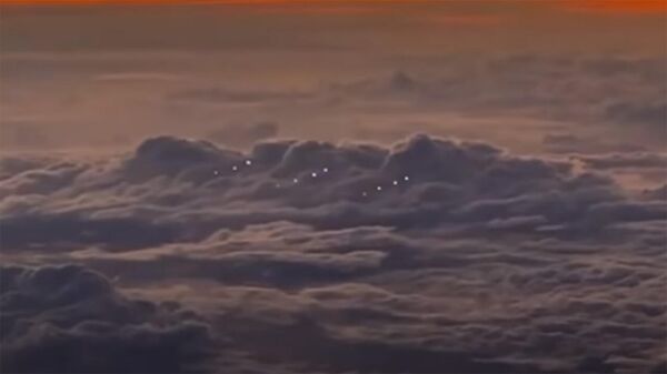 Это пришельцы? Пилот снял странные огни над облаками — видео - Sputnik Кыргызстан