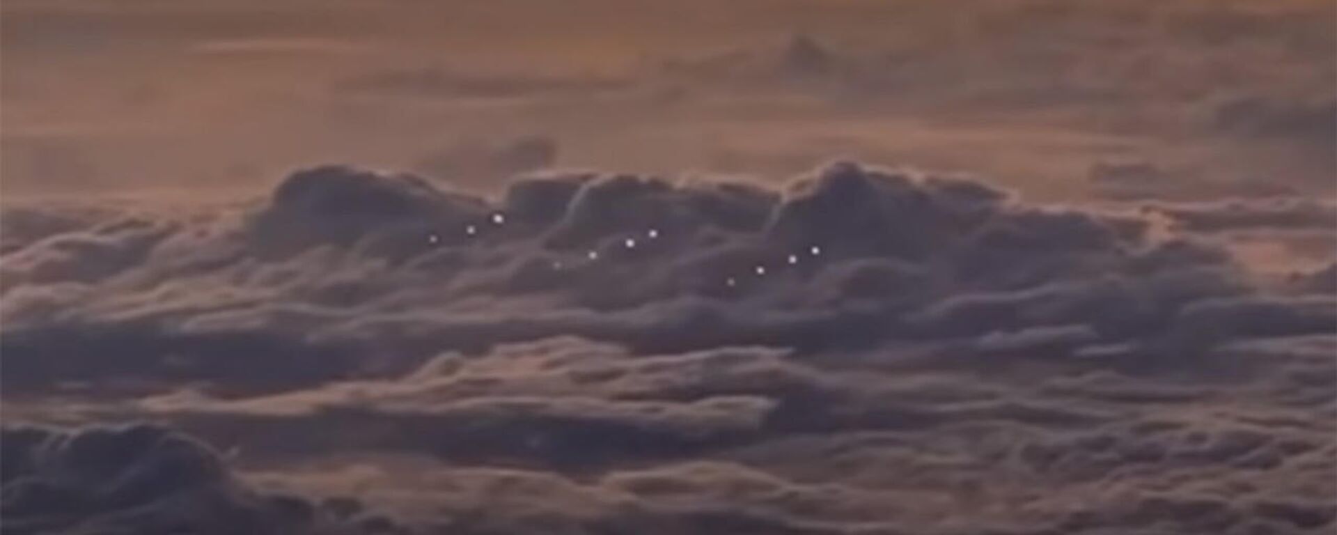 Это пришельцы? Пилот снял странные огни над облаками — видео - Sputnik Кыргызстан, 1920, 20.12.2021