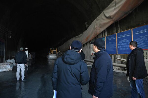 Мамлекет башчы Көк-Арт ашуусу аркылуу өтүүчү ири туннелдин курулушун көргөн - Sputnik Кыргызстан
