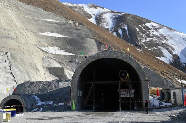 Президентке учурда туннелдин 2 991 метринде иштер бүткөрүлгөнү маалымдалган. - Sputnik Кыргызстан