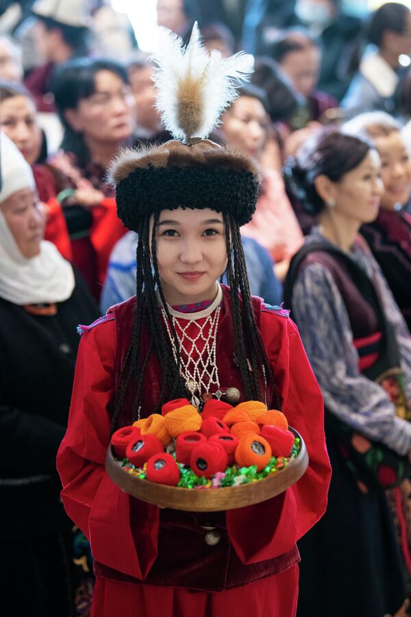 Девочка позирует с нитками для вышивания - Sputnik Кыргызстан