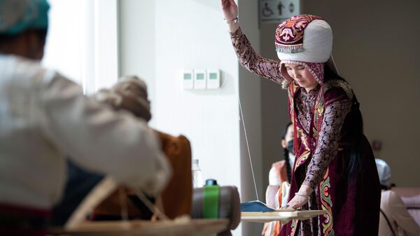 На конкурсе по традиционному вышиванию сайма в Государственном историческом музее в Бишкеке, организованный общественным фондом Кийиз Дуйно - Sputnik Кыргызстан