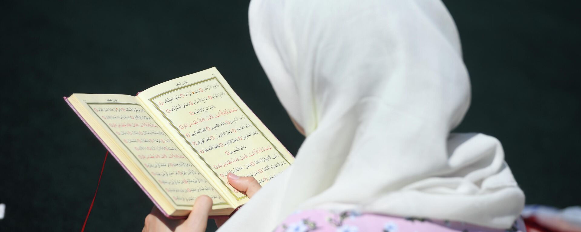 Кыз-келин мусульман китеби менен. Архив - Sputnik Кыргызстан, 1920, 02.06.2025