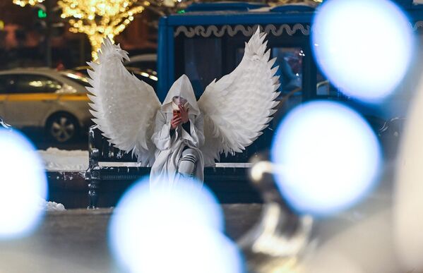 Аниматор в костюме ангела возле Большого театра в Москве - Sputnik Кыргызстан