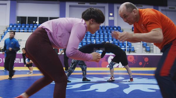 Кадры из документального фильма о тренере женской сборной КР по борьбе Нурбеке Изабекове - Sputnik Кыргызстан