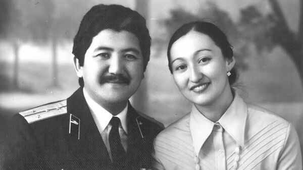 Полковник в отставке Жумалы Кубатов с супругой Марипой Иманбековой. Архивное фото - Sputnik Кыргызстан