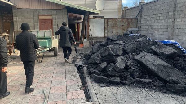 Рейд по выявлению и недопущению сжигания запрещённых предметов в Бишкеке - Sputnik Кыргызстан