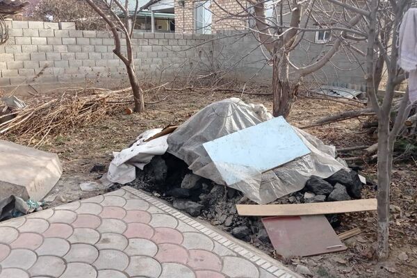 Нарушитель топил баню на улице Таймырской отходами швейного производства - Sputnik Кыргызстан