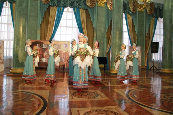 Воспитанники танцевальных студий исполнили вальсы и полонезы в стилизованных костюмах - Sputnik Кыргызстан