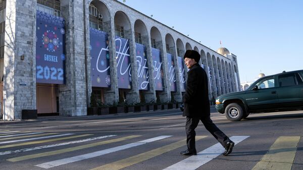 Мужчина на площади Ала-Тоо в Бишкек. Архивное фото - Sputnik Кыргызстан