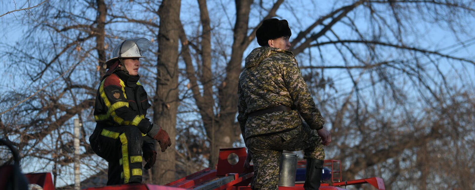 ӨКМ кызматкерлери өрт өчүрүү учурунда. Архив - Sputnik Кыргызстан, 1920, 22.12.2025