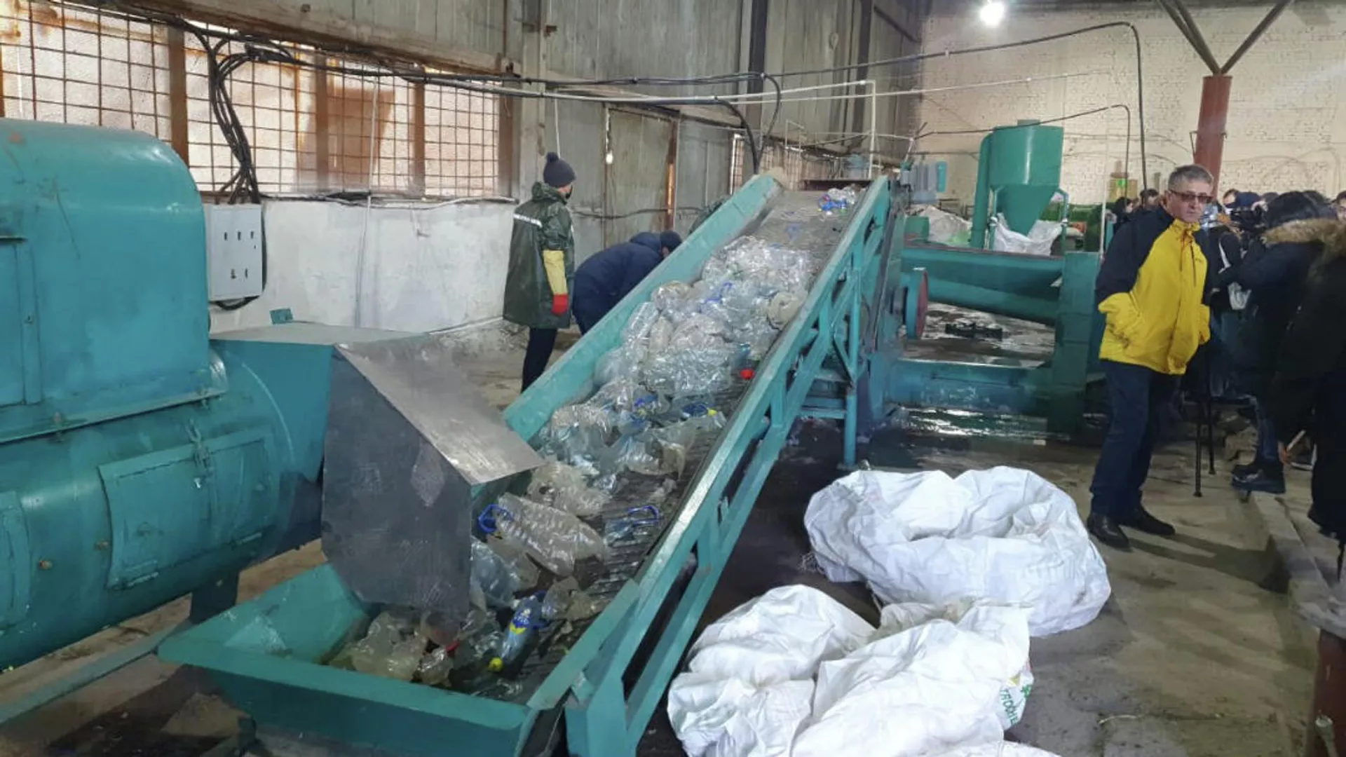 Бишкекте пластикти кайра иштеткен завод ишке берилди. Сүрөт