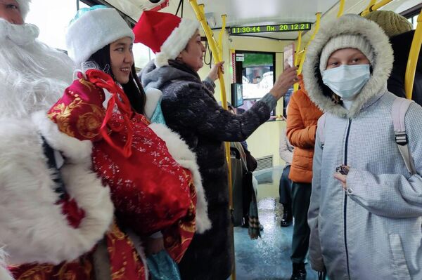 Муниципалитет запустил акцию для &quot;создания новогоднего настроения у жителей и гостей столицы&quot;. Началась она в троллейбусе 11-го маршрута. - Sputnik Кыргызстан