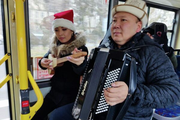 В троллейбусах Бишкека теперь ездят Дед Мороз и Снегурочка - Sputnik Кыргызстан
