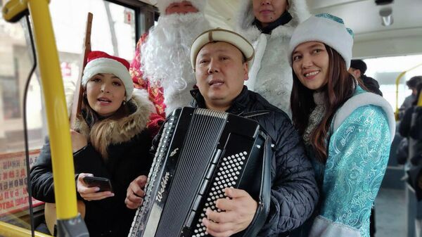 Акция создание новогоднего настроения у жителей и гостей столицы в троллейбусах Бишкека - Sputnik Кыргызстан