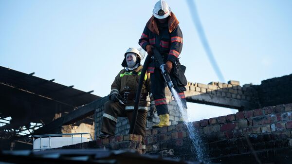 Сотрудники МЧС во время тушения пожара на складе ГСМ в Бишкеке - Sputnik Кыргызстан